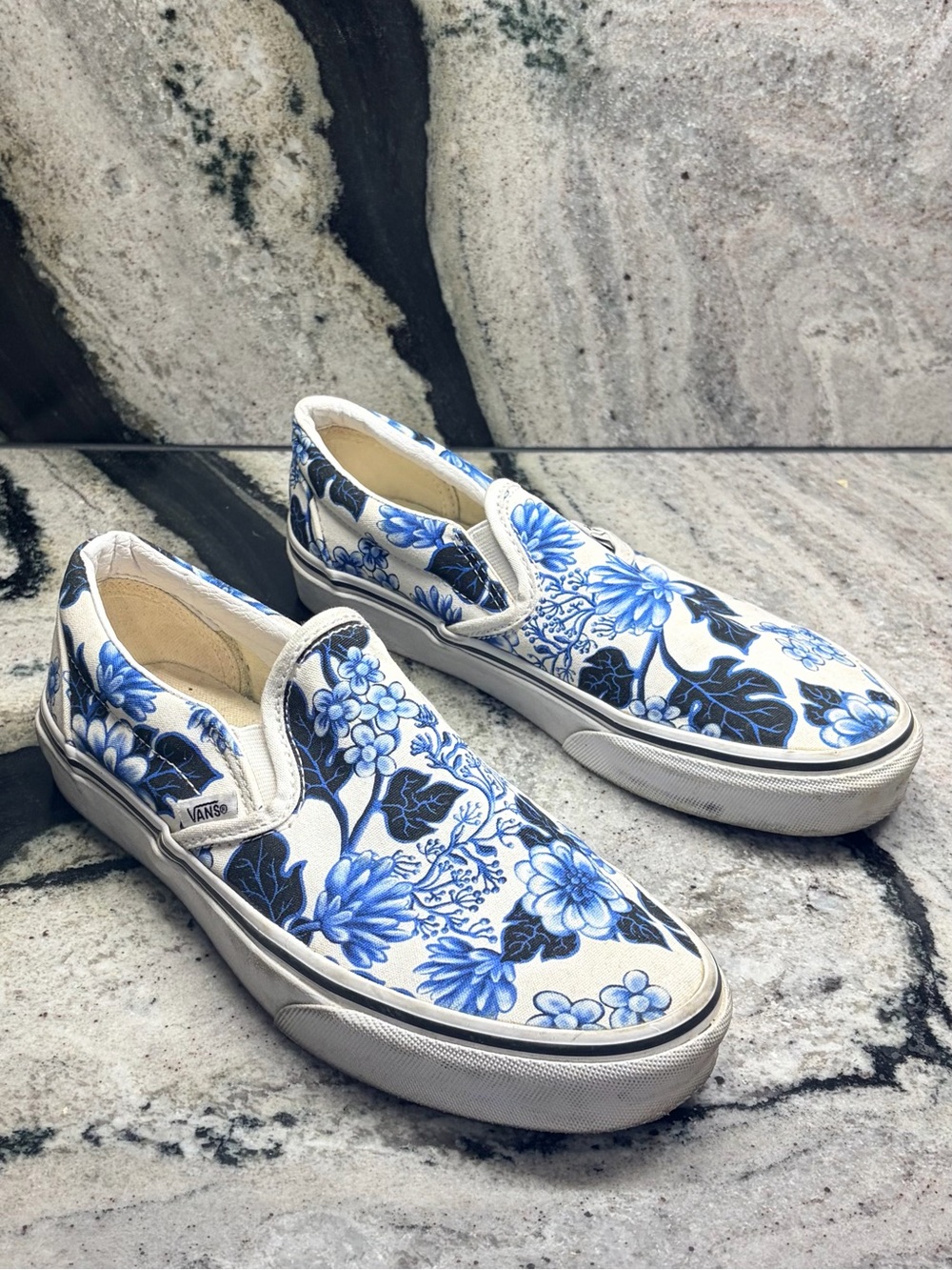 Vans Classic Slip-On Blue Floral Porcelain Print Women’s 7 Men’s 5.5